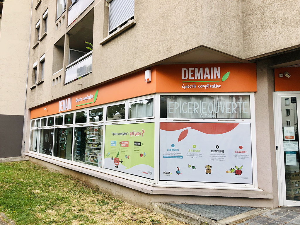 devanture de l'épicerie coopérative lyonnaise Demain